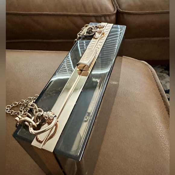 Clear lucite crossbody chain bag/clutch - Picture 6 of 7